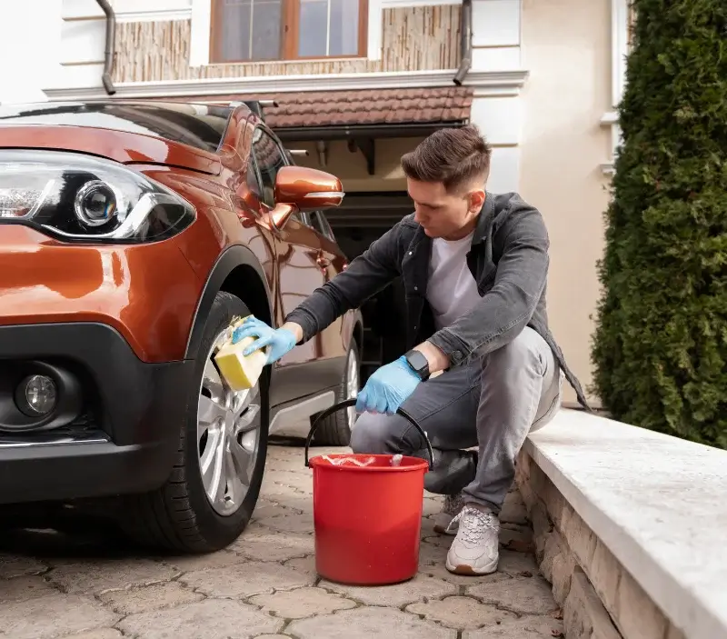 Lavage auto à domicile Esparros : professionnel intervenant sur un véhicule